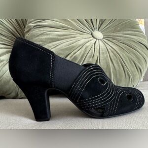 Elegant Reto Style Black Suede Pumps with White over stitching !
